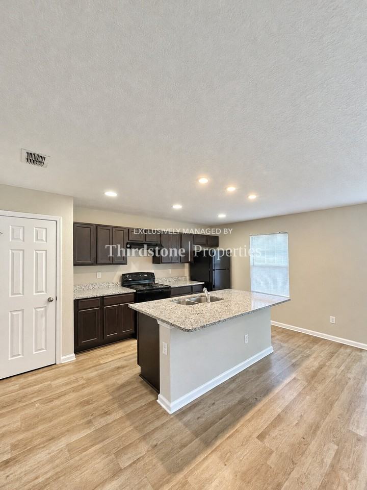 1835 Moseley St - Photo 4 of 27