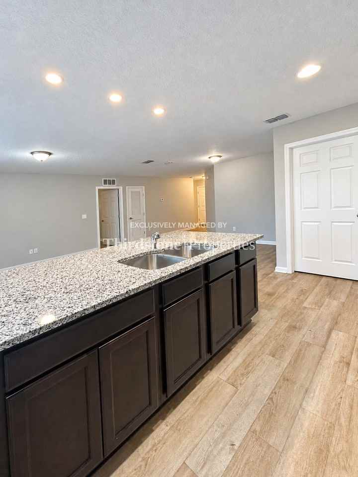1835 Moseley St - Photo 7 of 27