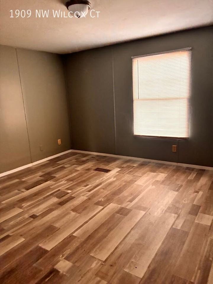 1909 Nw Wilcox Ct - Photo 3 of 17