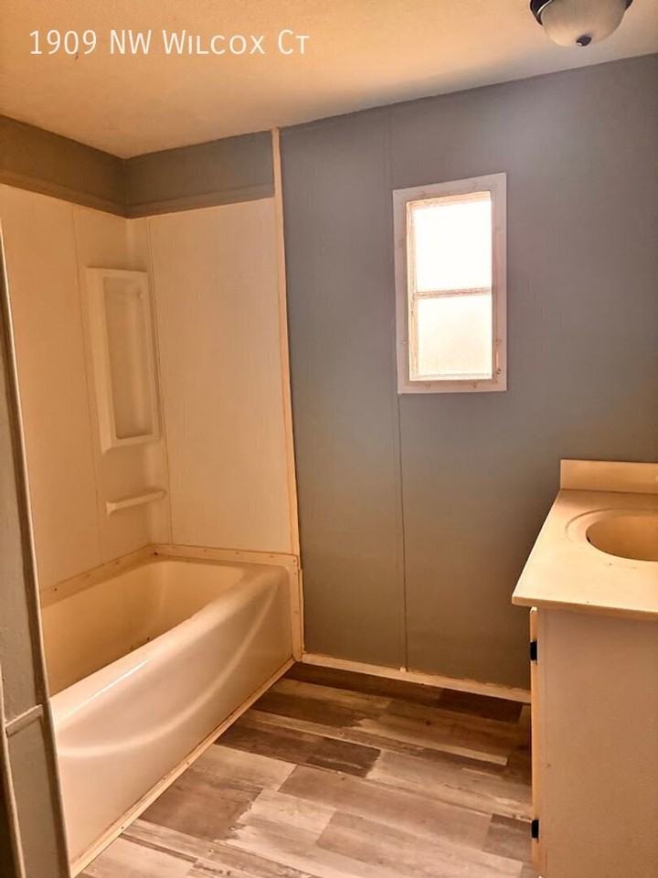 1909 Nw Wilcox Ct - Photo 4 of 17