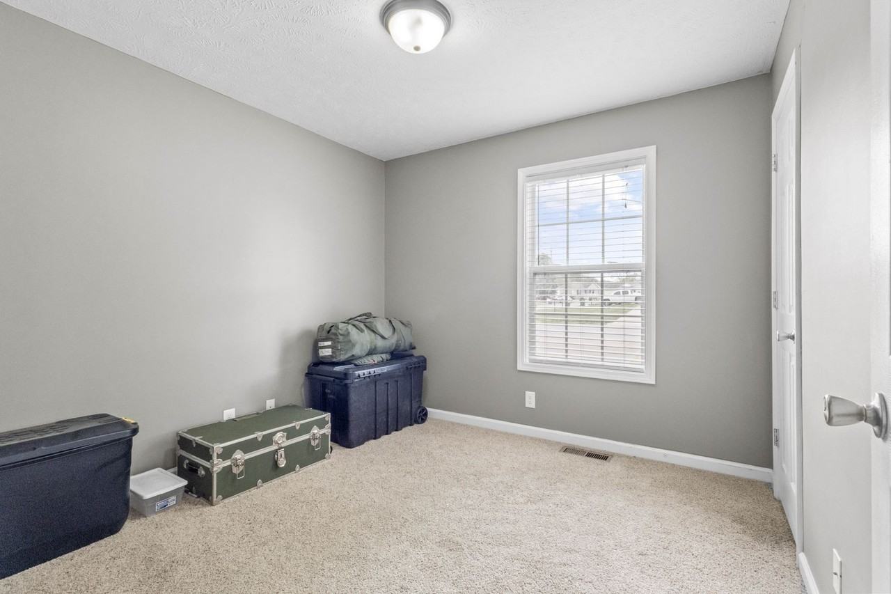 557 Oakmont Dr - Photo 4 of 34