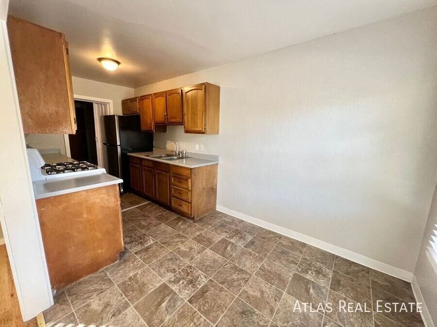529 S Institute St - Photo 2 of 25