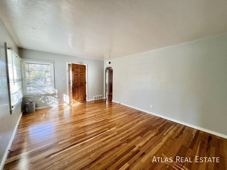 529 S Institute St - Photo 4 of 25