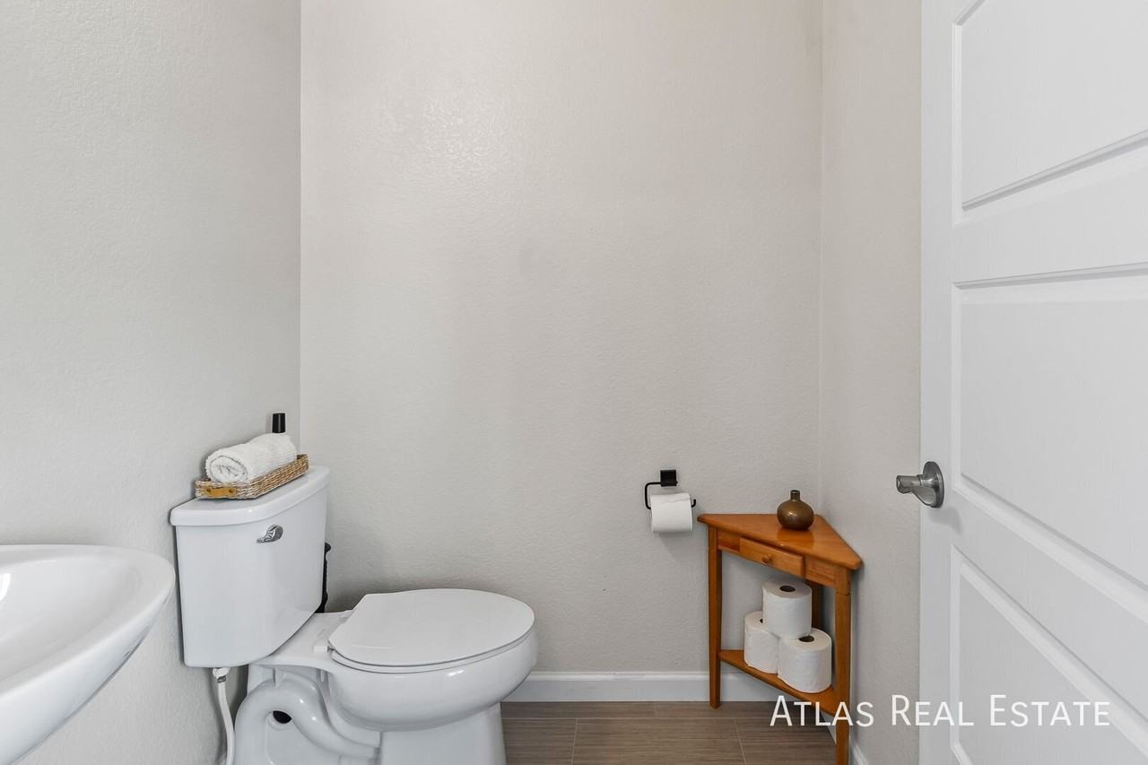 1246 Sherman Dr - Photo 6 of 42