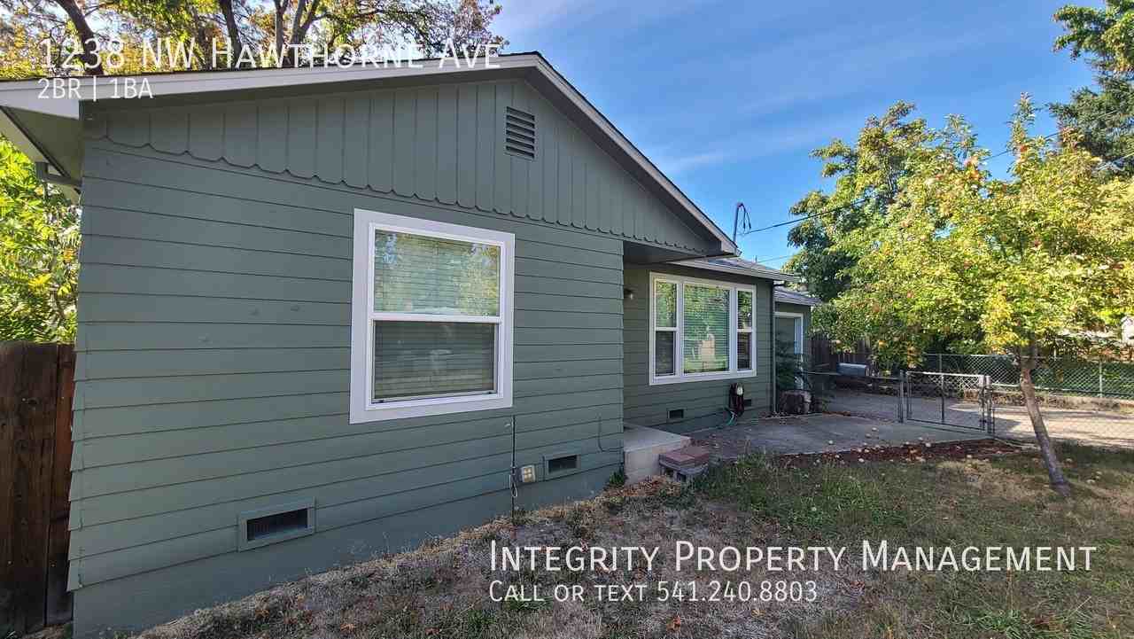 1238 Nw Hawthorne Ave - Photo 2 of 16