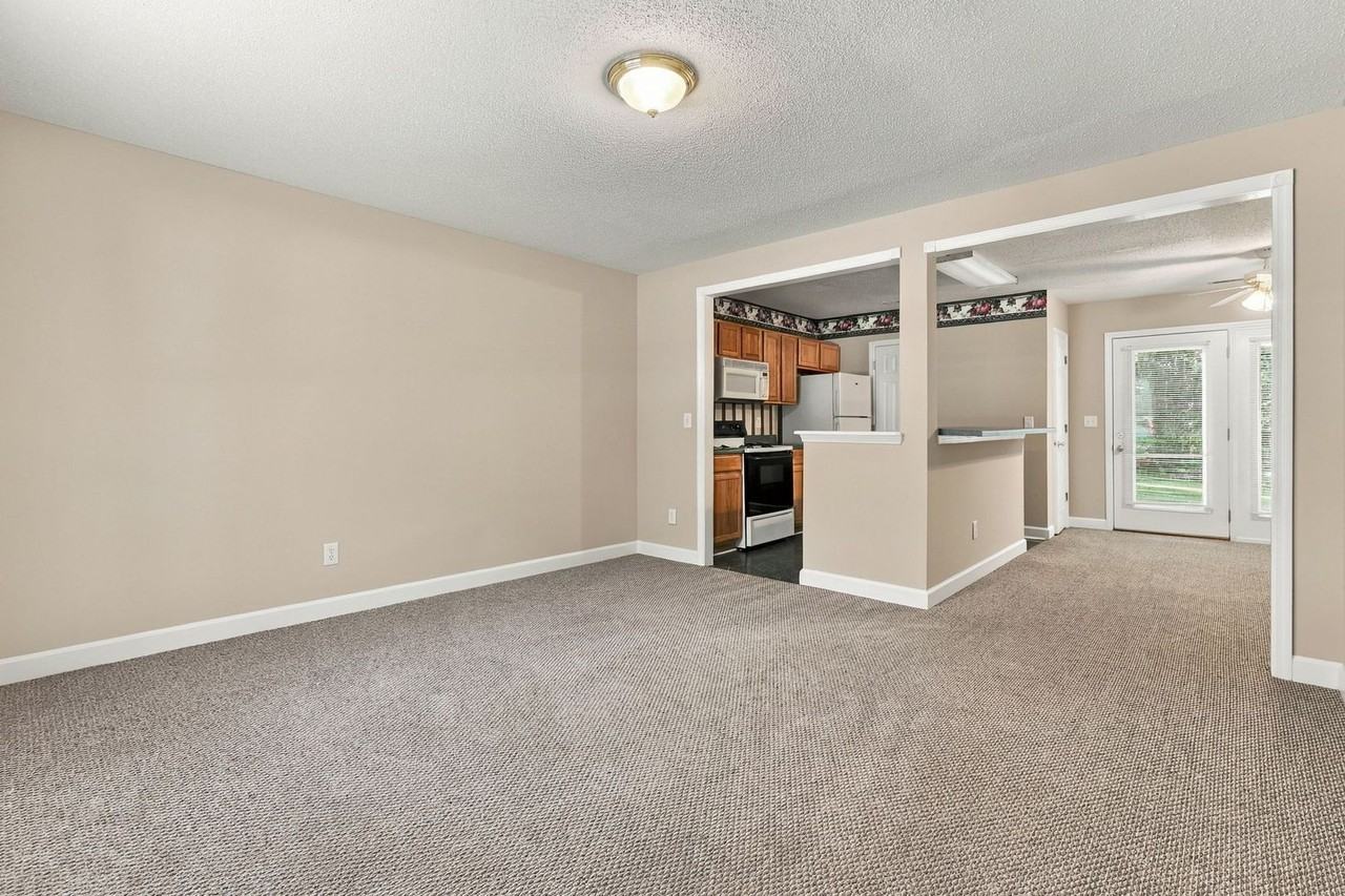 112 Laura Ln #B - Photo 3 of 30