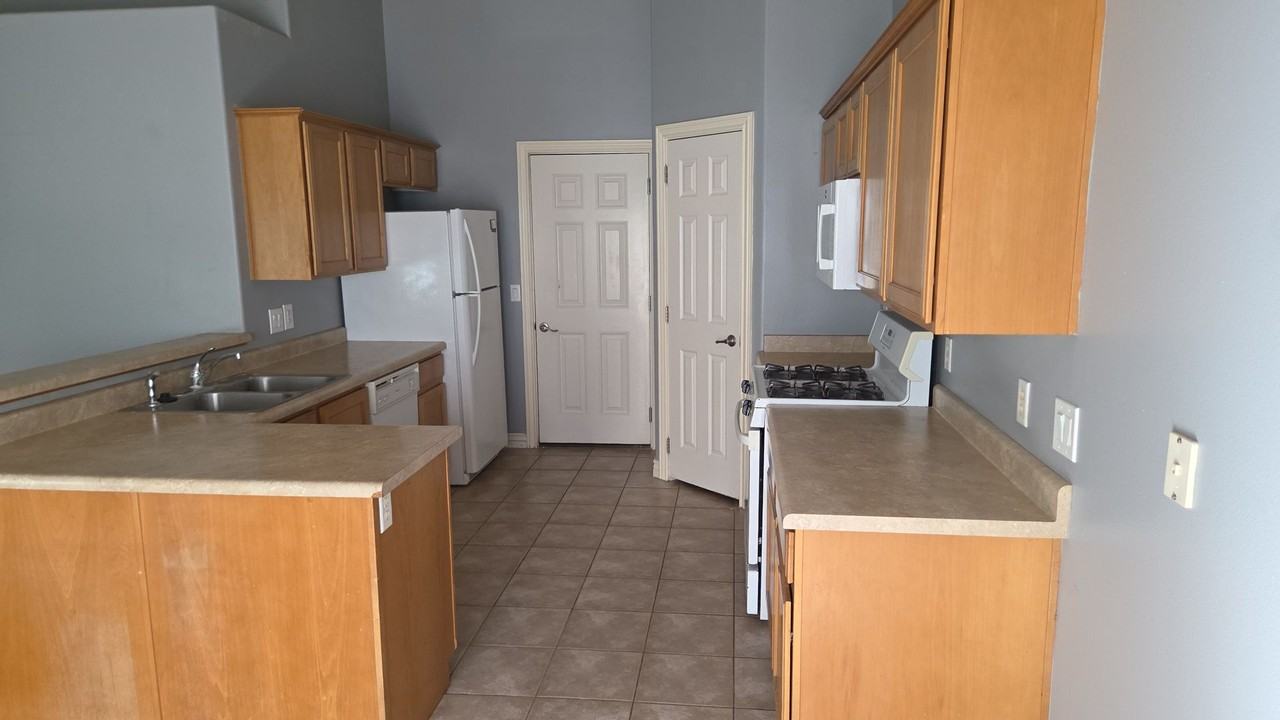 1564 Southern View Dr - Photo 2 of 9