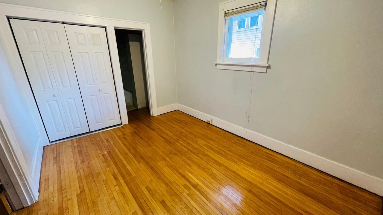 915 S Kline St - Photo 5 of 8