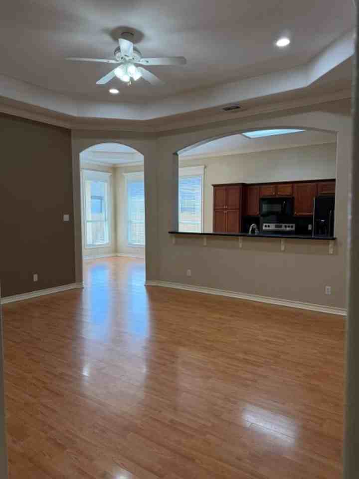 614 S Excalibur St - Photo 3 of 21