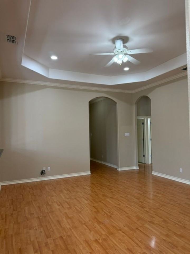 614 S Excalibur St - Photo 5 of 21