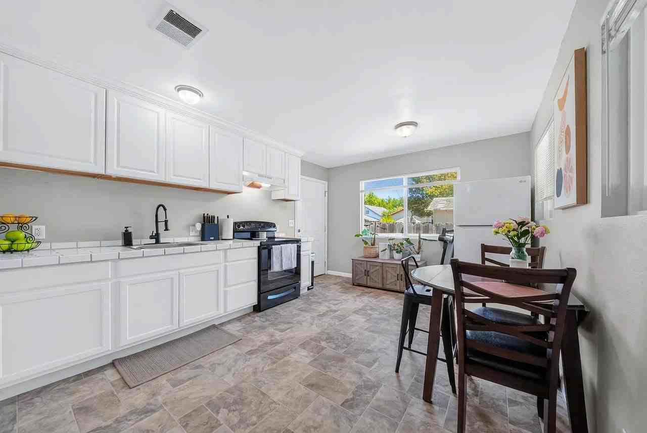 704 State St - Photo 7 of 29