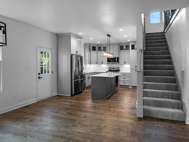 2311 Louisiana St - Photo 2 of 9