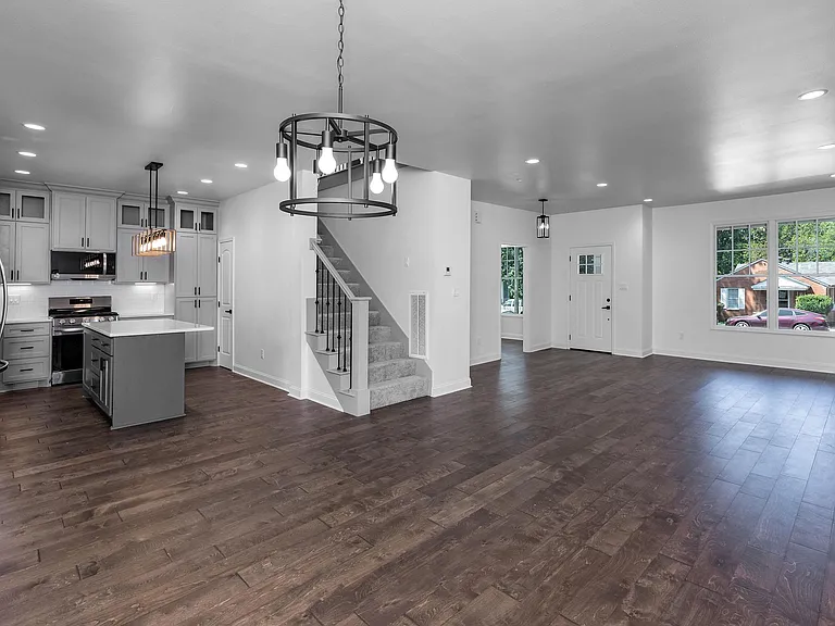 2311 Louisiana St - Photo 4 of 9