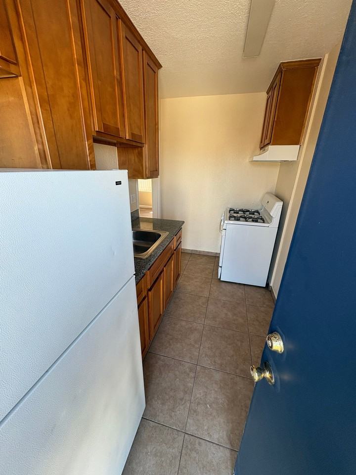 2555 Foothill Blvd #304 - Photo 5 of 7