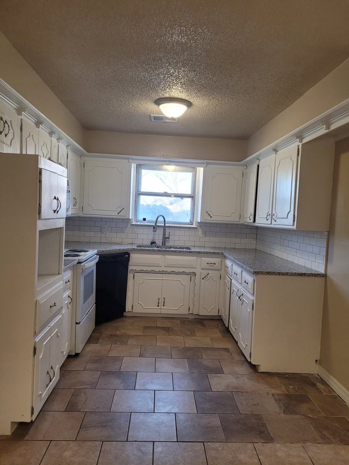 1208 W Peebly Dr - Photo 3 of 14