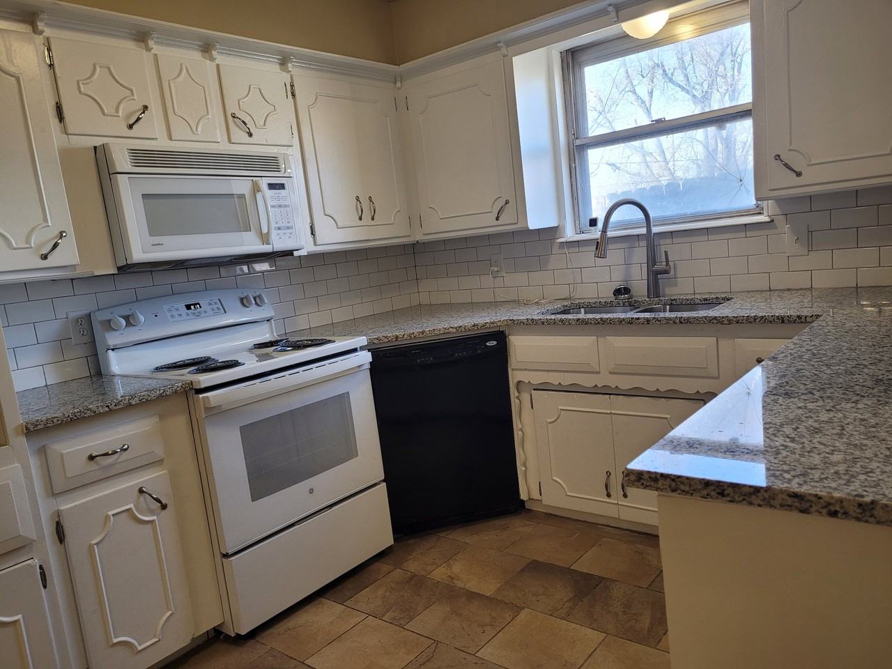 1208 W Peebly Dr - Photo 4 of 14