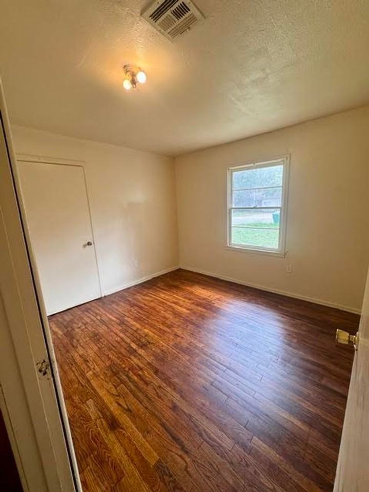 141 Brewster St - Photo 5 of 12