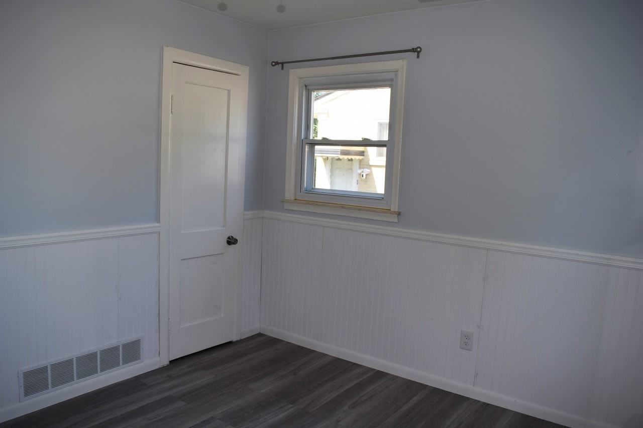 1009 Holbrook Ave - Photo 4 of 14