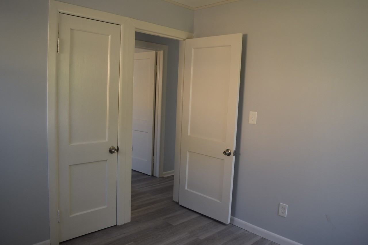1009 Holbrook Ave - Photo 6 of 14
