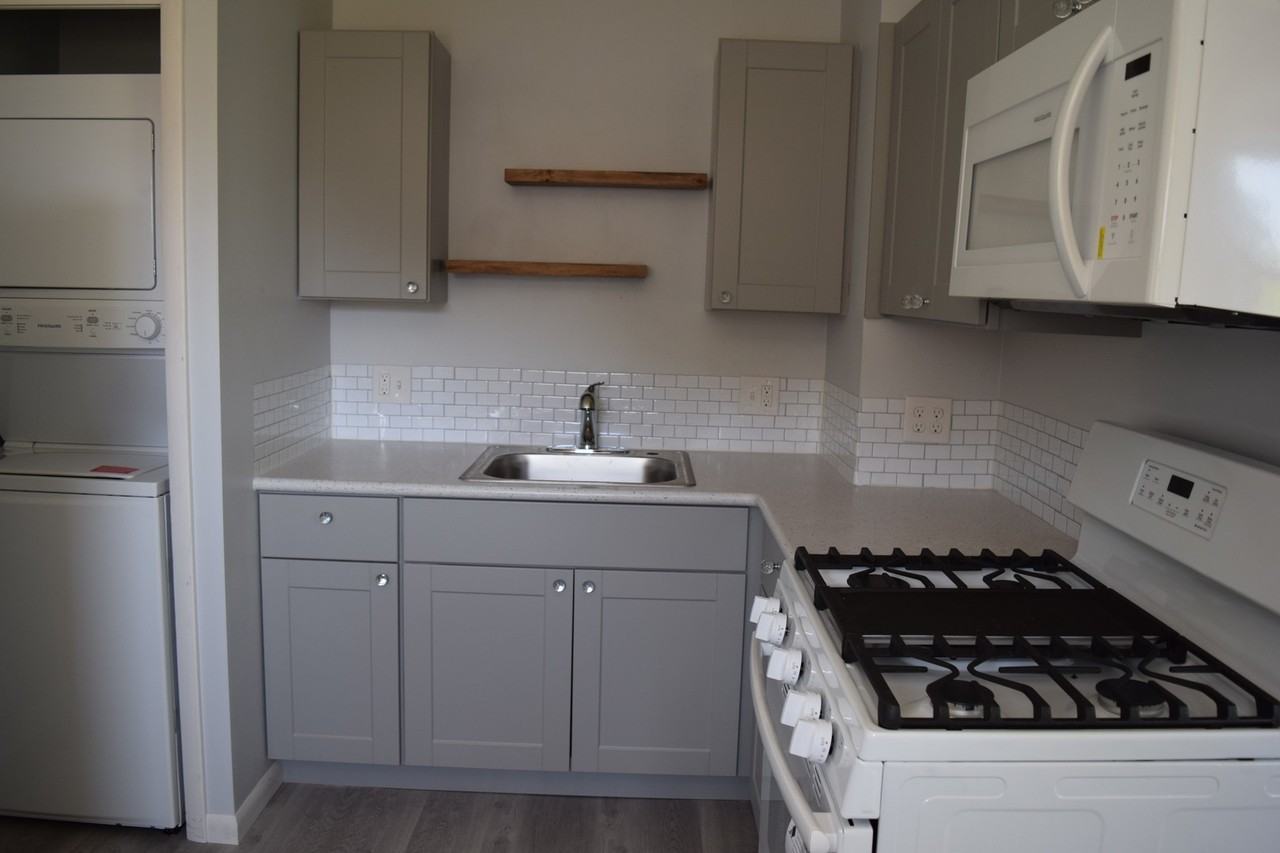 1009 Holbrook Ave - Photo 7 of 14