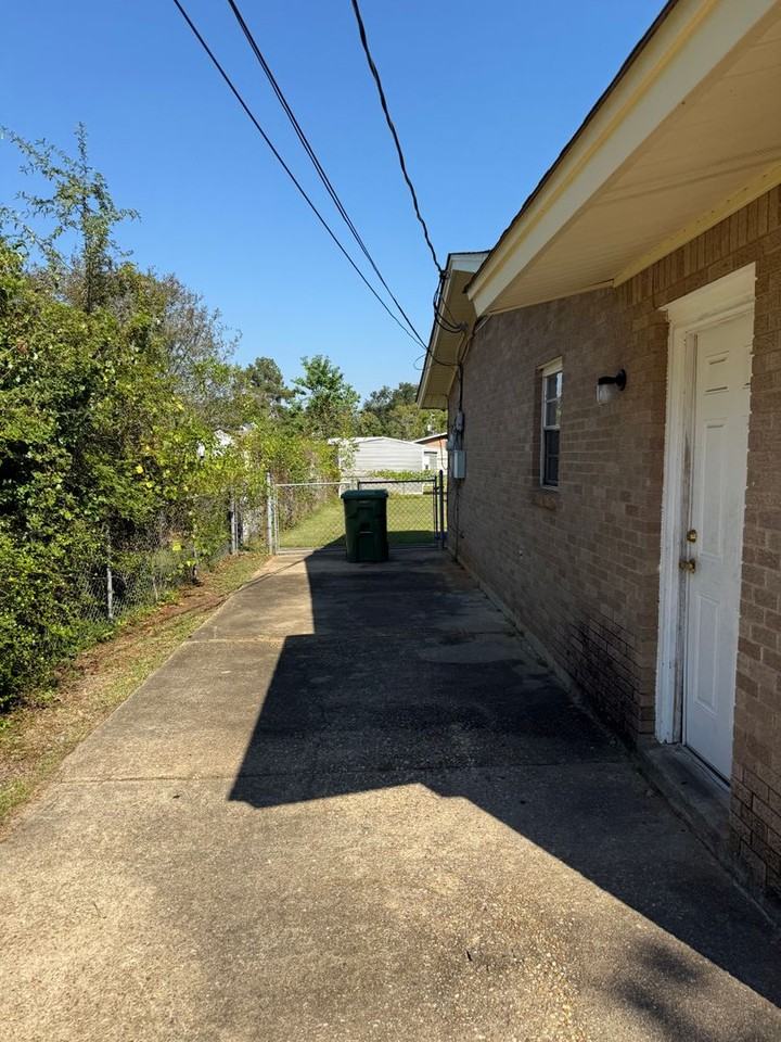 5713 Belleau Dr - Photo 3 of 12