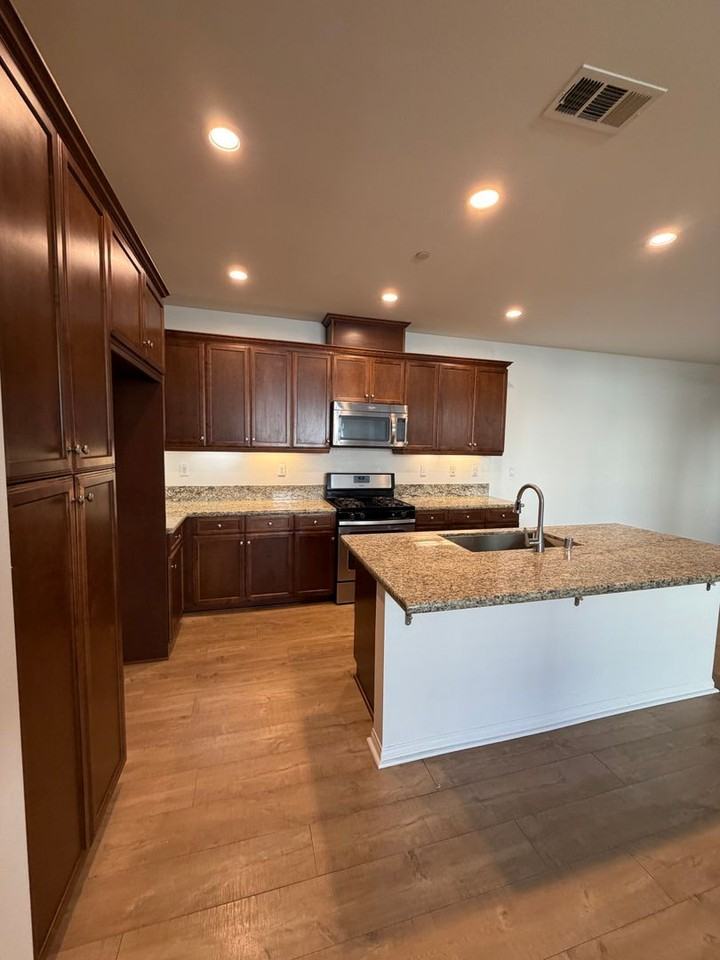 3207 Lisbon Ln - Photo 4 of 50