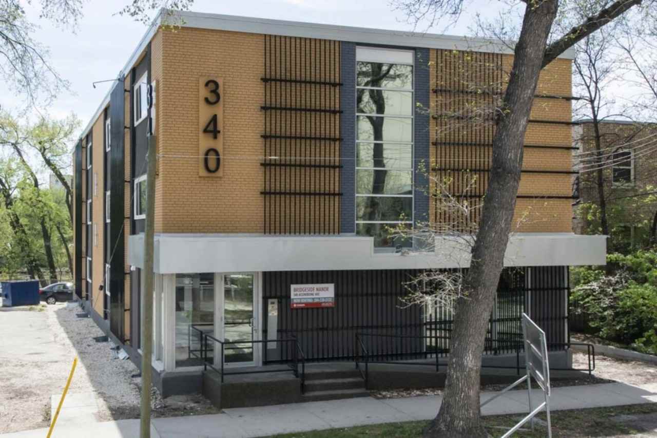 340 Manitoba Ave - Photo 2 of 25