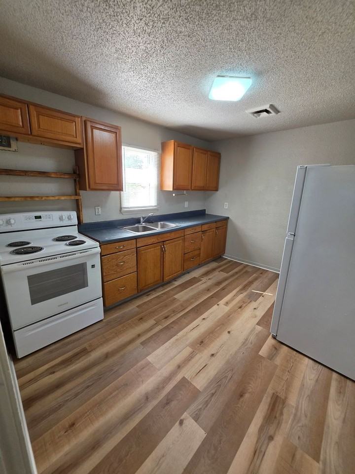 2302 W 14th St - Photo 6 of 16