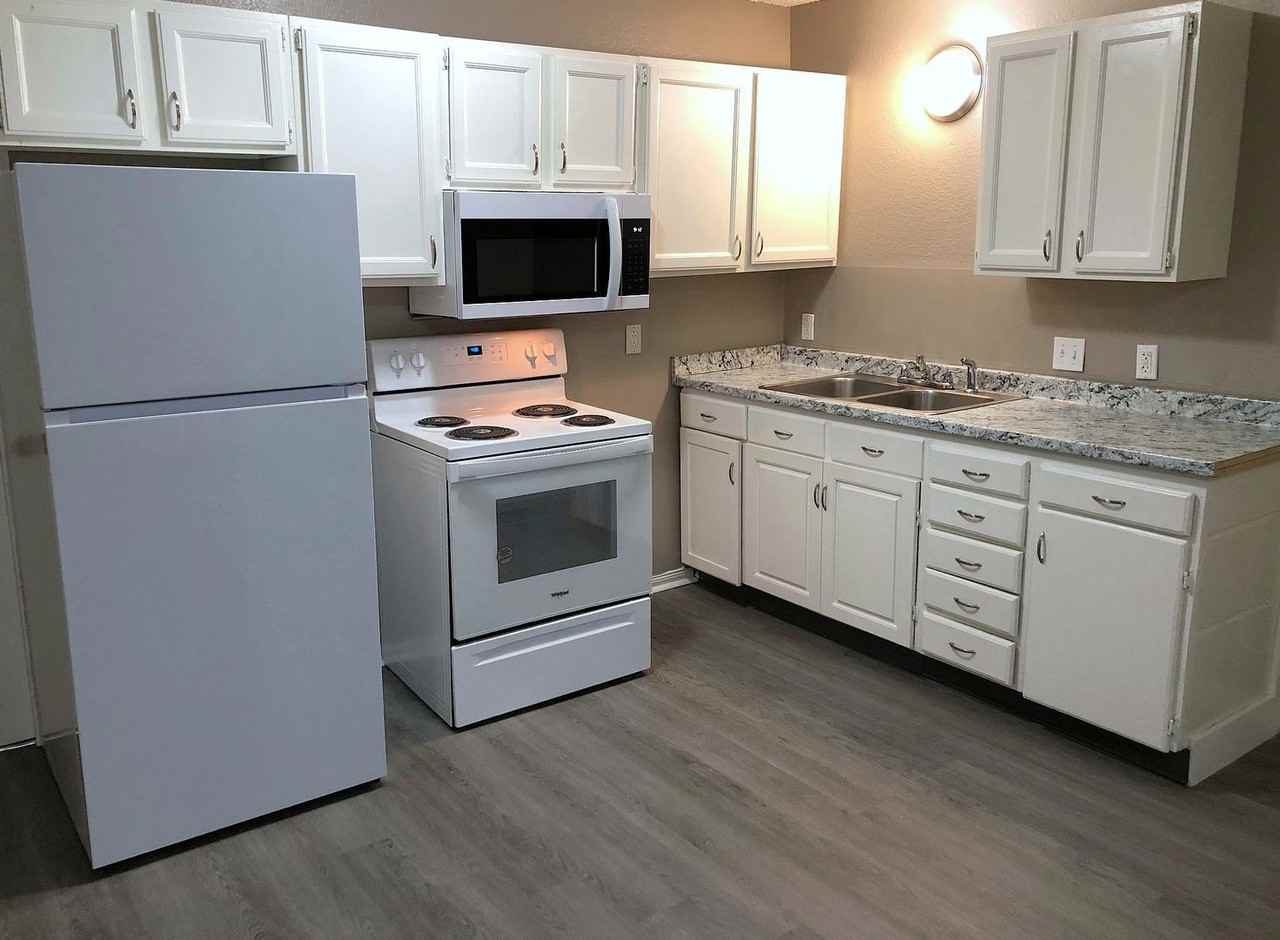 418 Pottawatomie St - Photo 3 of 11