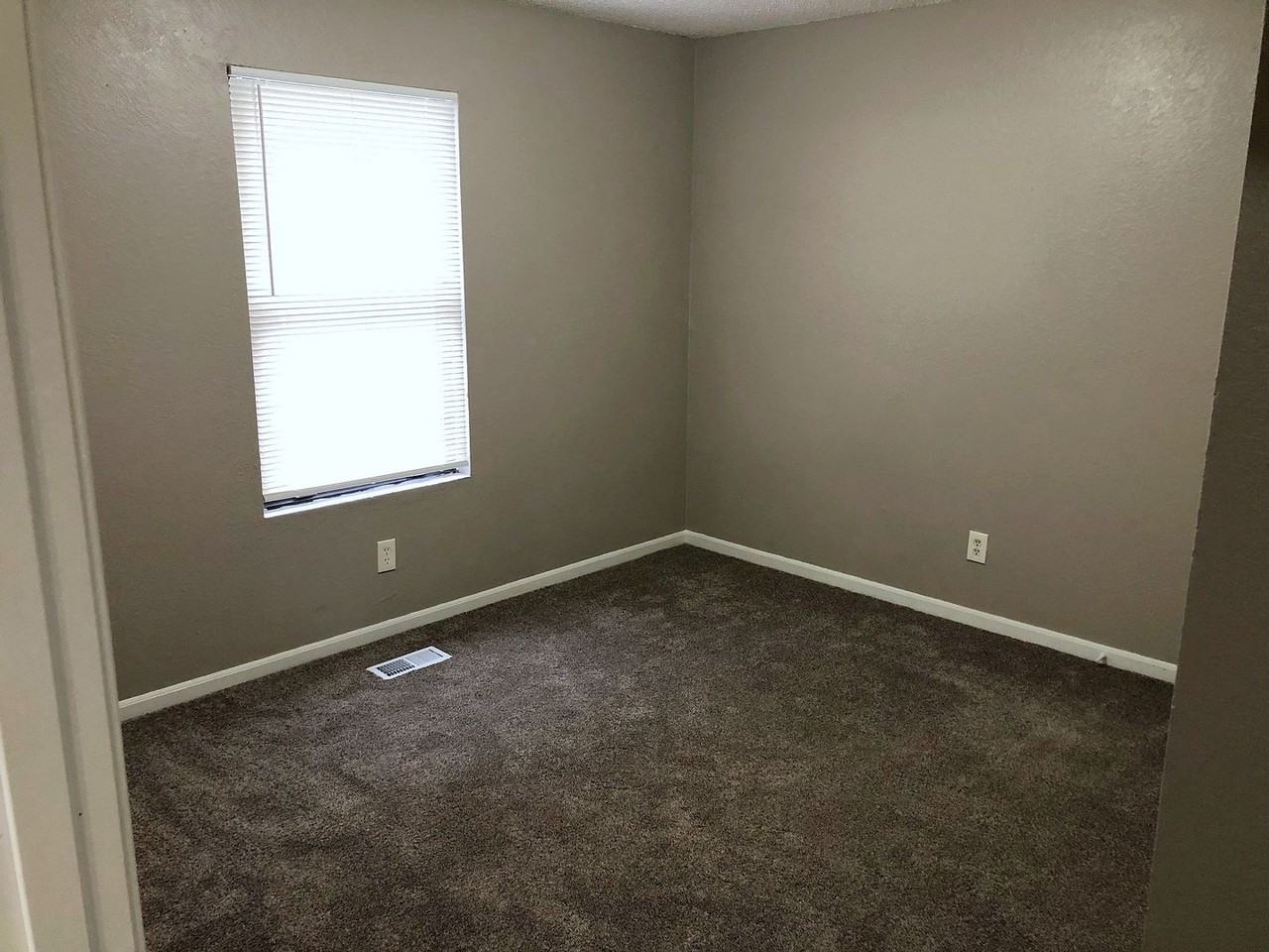 418 Pottawatomie St - Photo 6 of 11