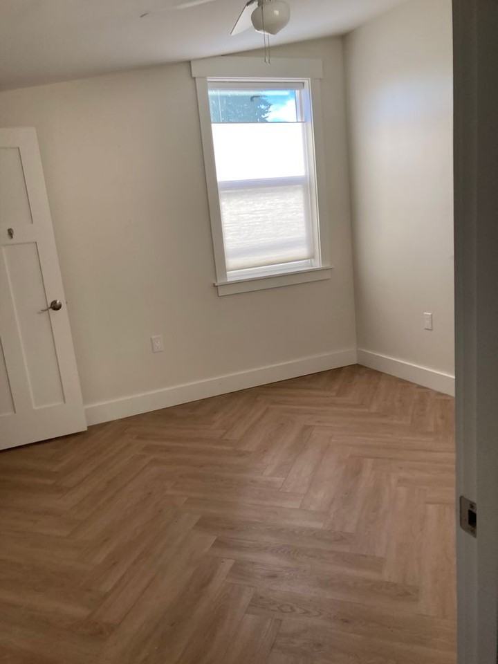 1020 S Ferry St #B - Photo 5 of 7