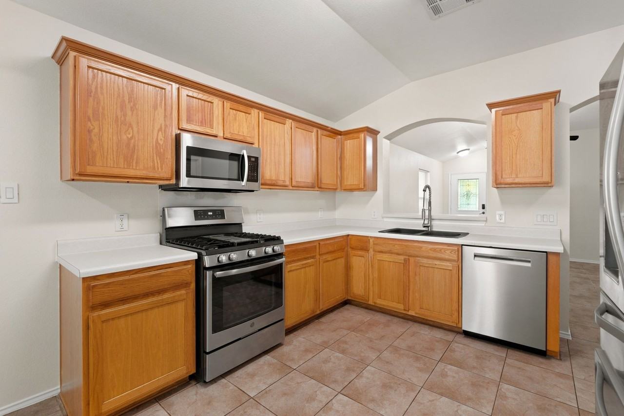 2807 Winslow Dr - Photo 5 of 35