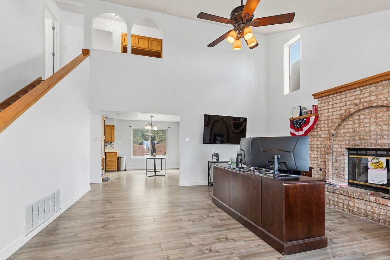 3736 Mosswood Ave - Photo 4 of 31
