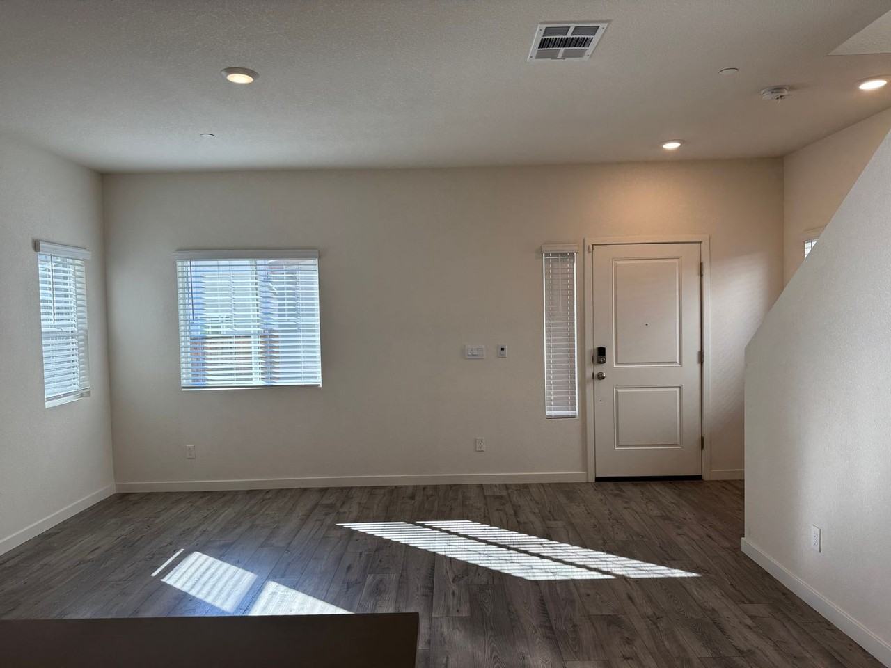 3073 Pruett Dr - Photo 4 of 20