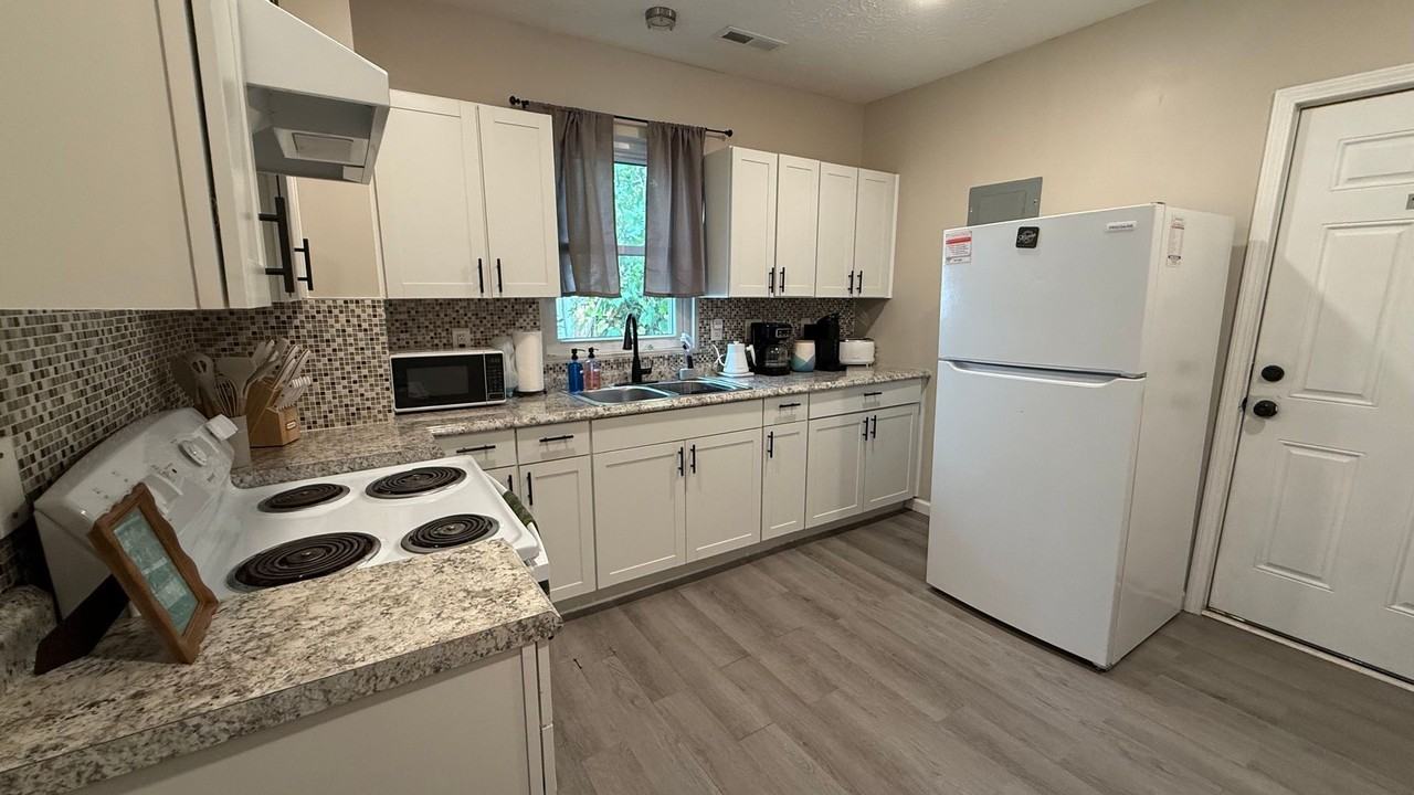 522 E 13th St - Photo 6 of 14