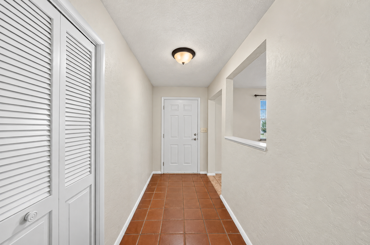 77 Valencia Dr - Photo 5 of 39