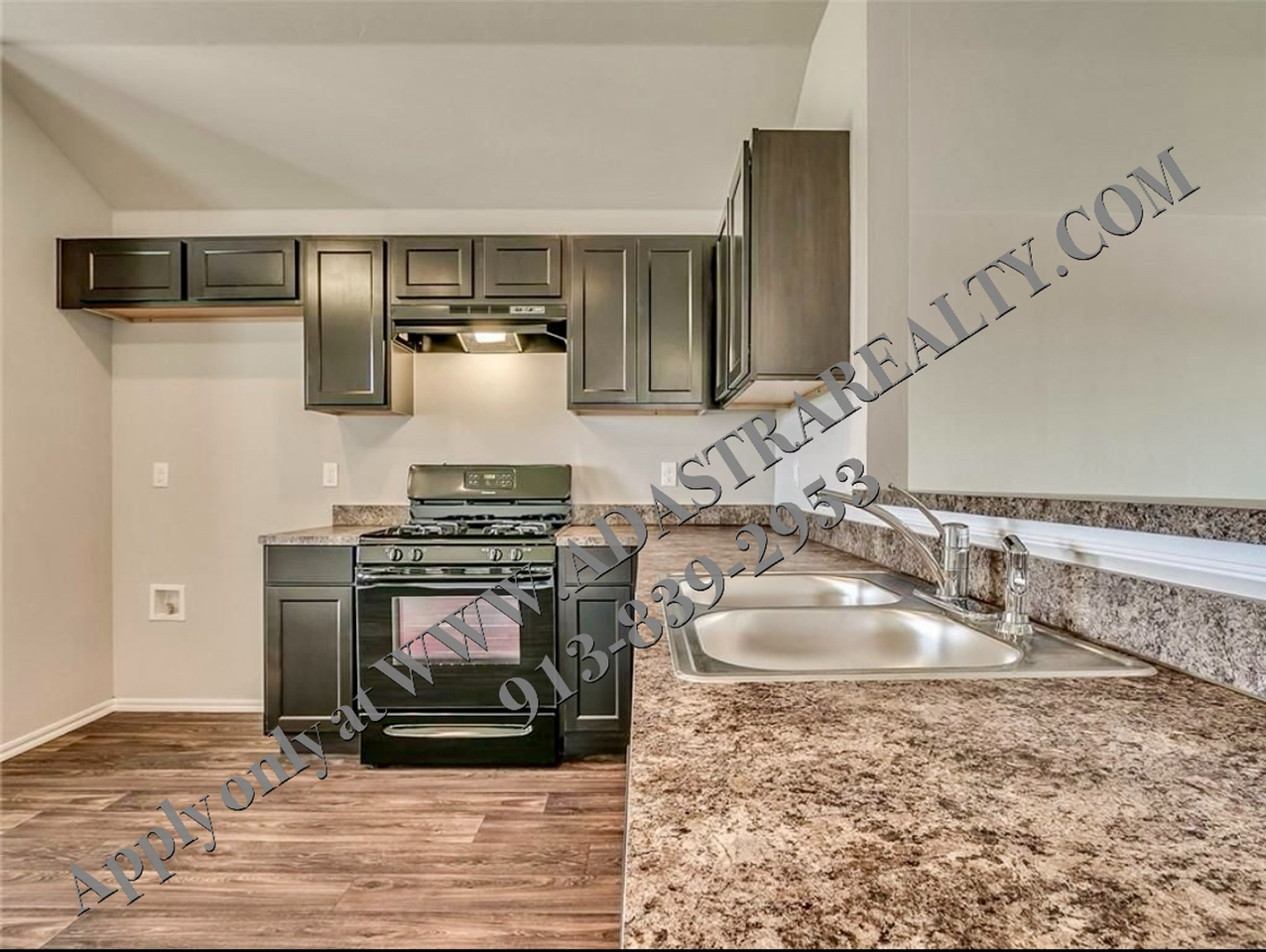 891 N Pear St - Photo 4 of 17