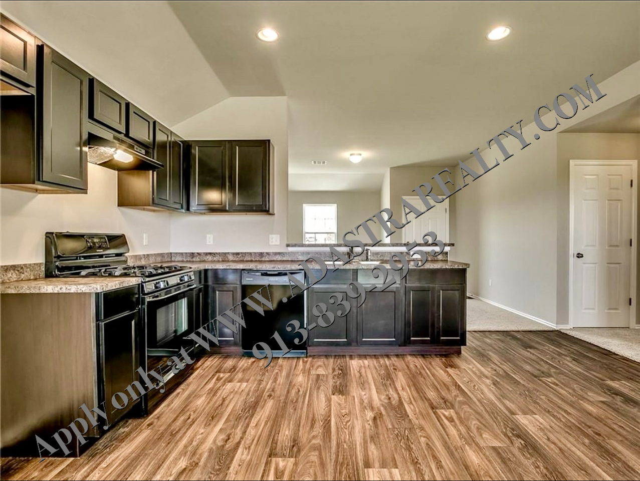 891 N Pear St - Photo 5 of 17