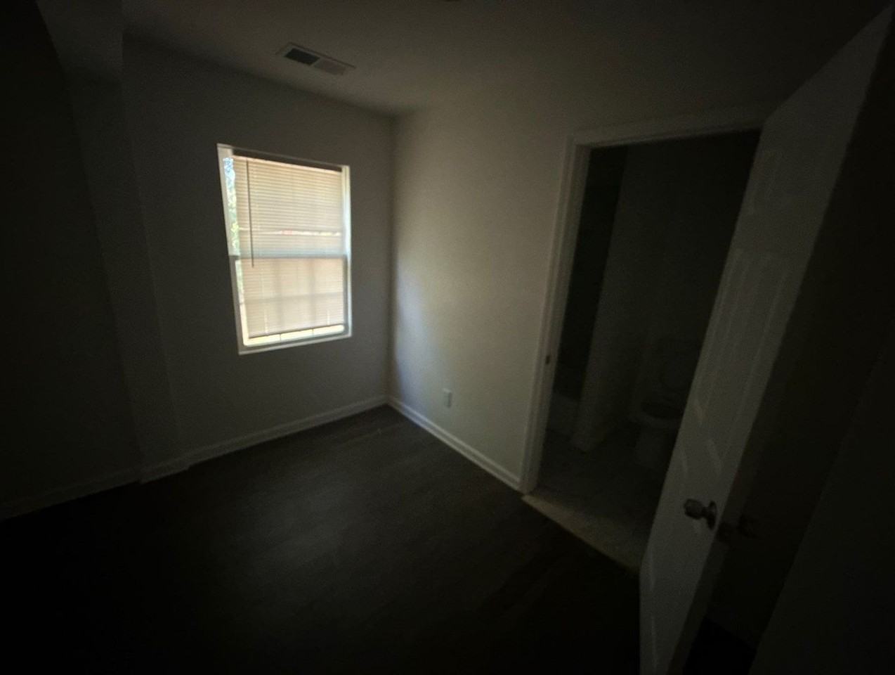 851 N Claybrook St - Photo 4 of 8