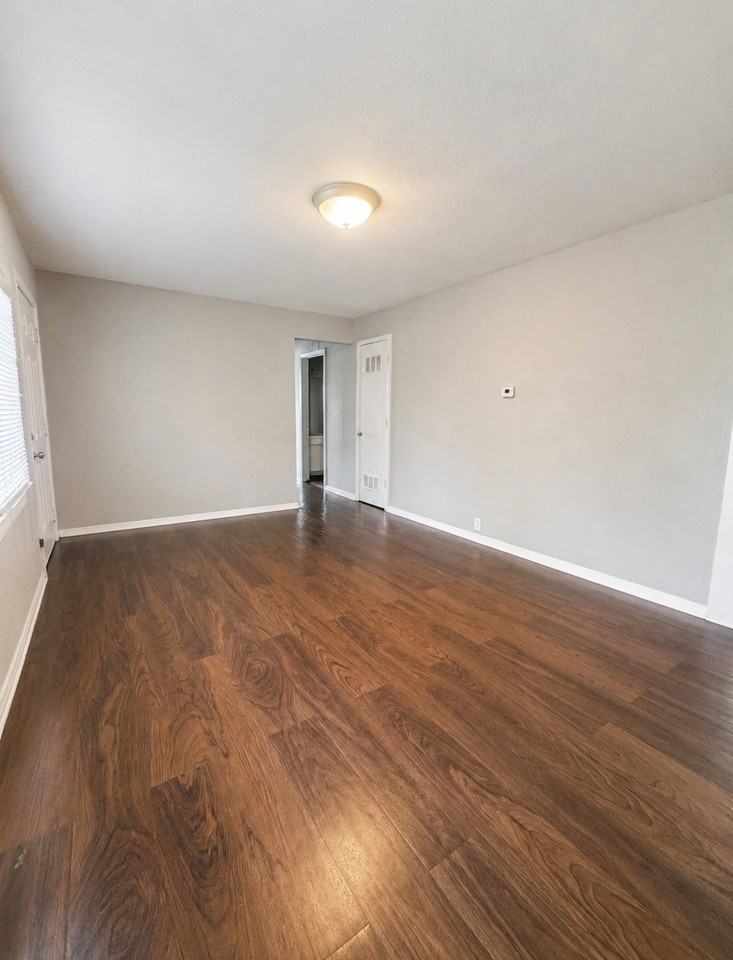 11410 Manchester Ave - Photo 2 of 10