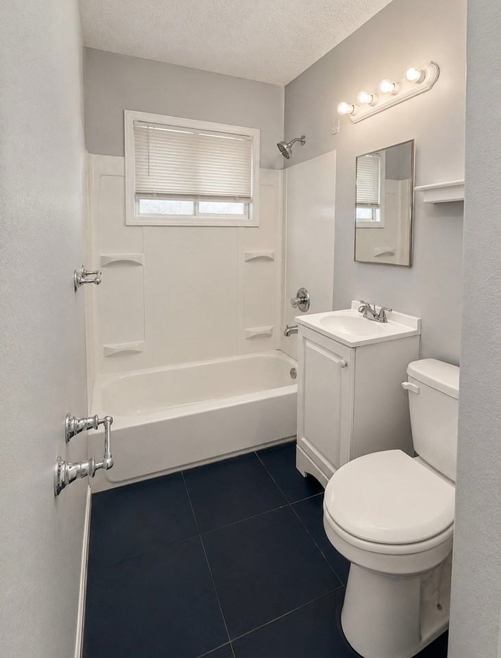 11410 Manchester Ave - Photo 6 of 10
