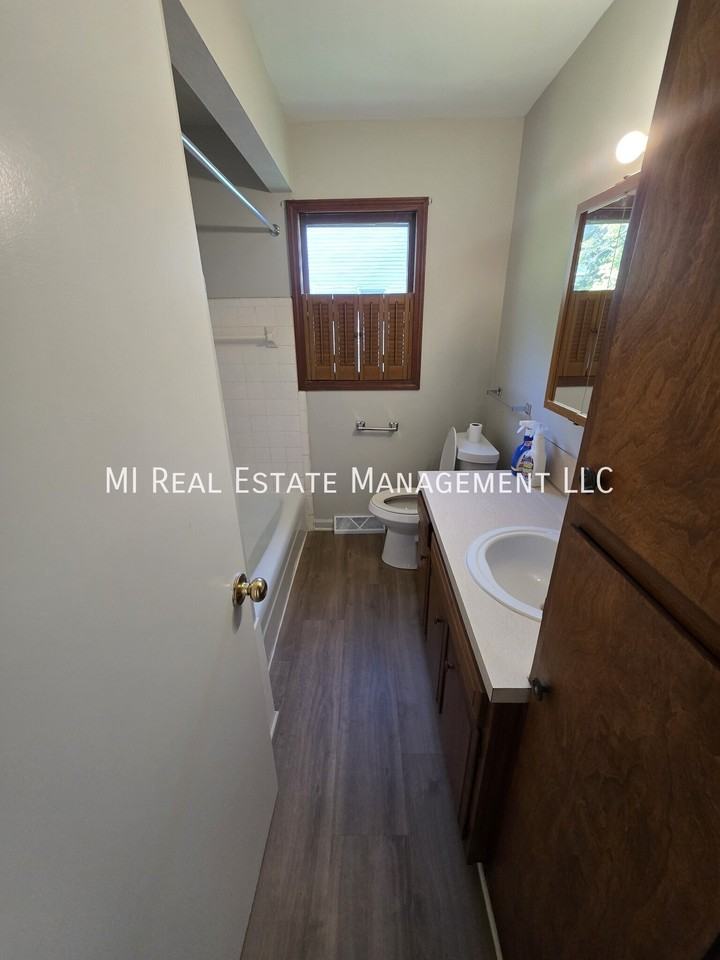 1513 Blossom St Se - Photo 4 of 14