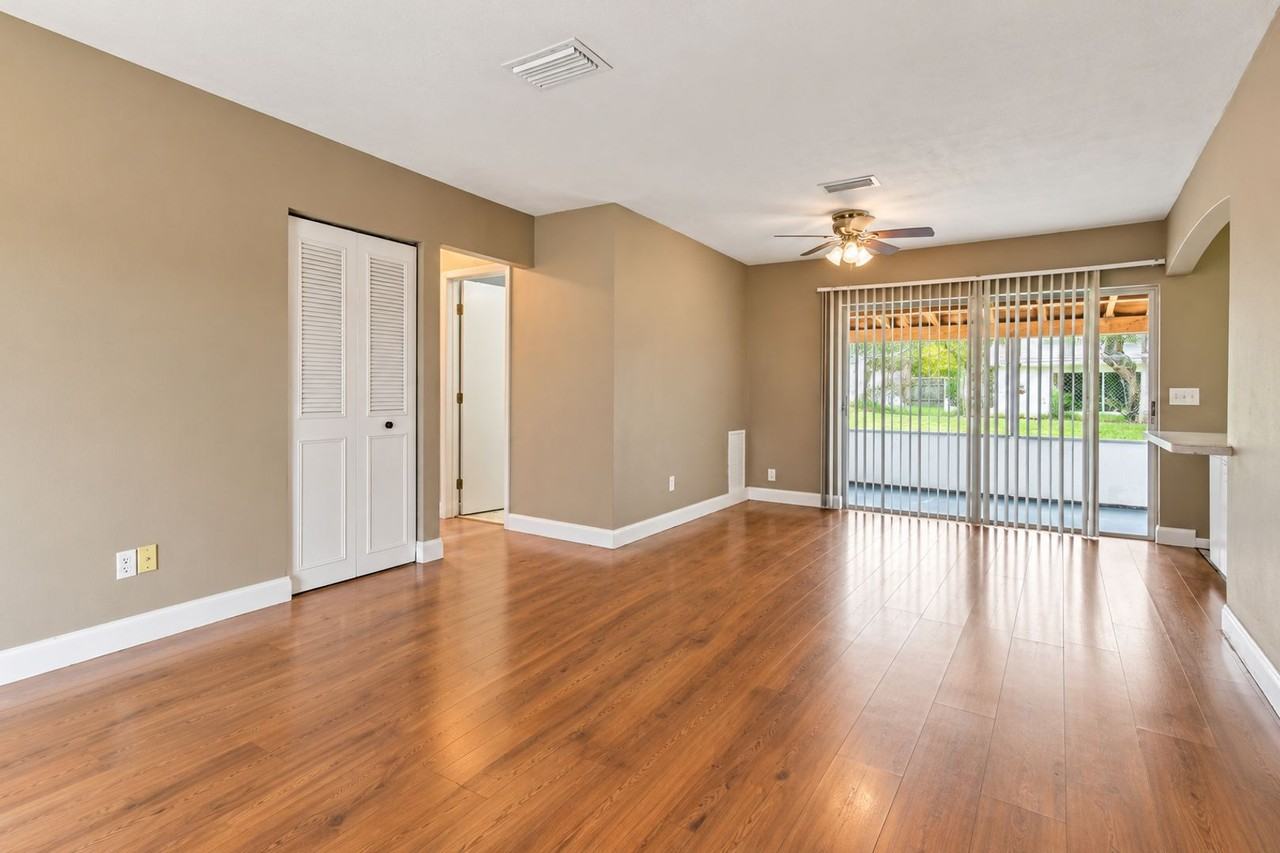 1002 Cobblestone Dr - Photo 3 of 21