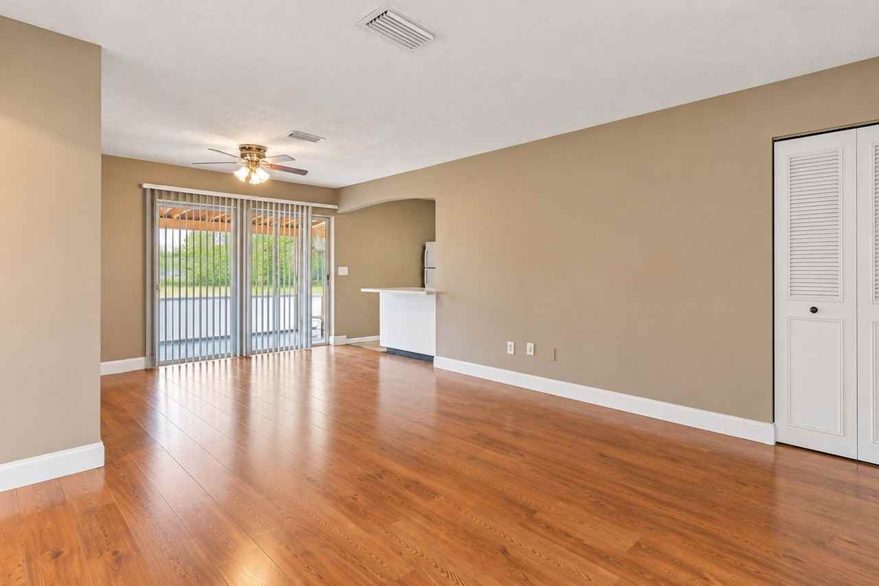 1002 Cobblestone Dr - Photo 4 of 21