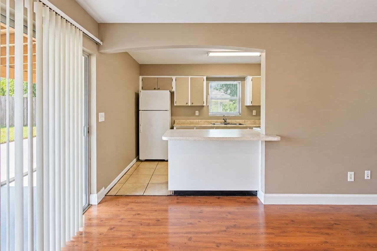 1002 Cobblestone Dr - Photo 5 of 21