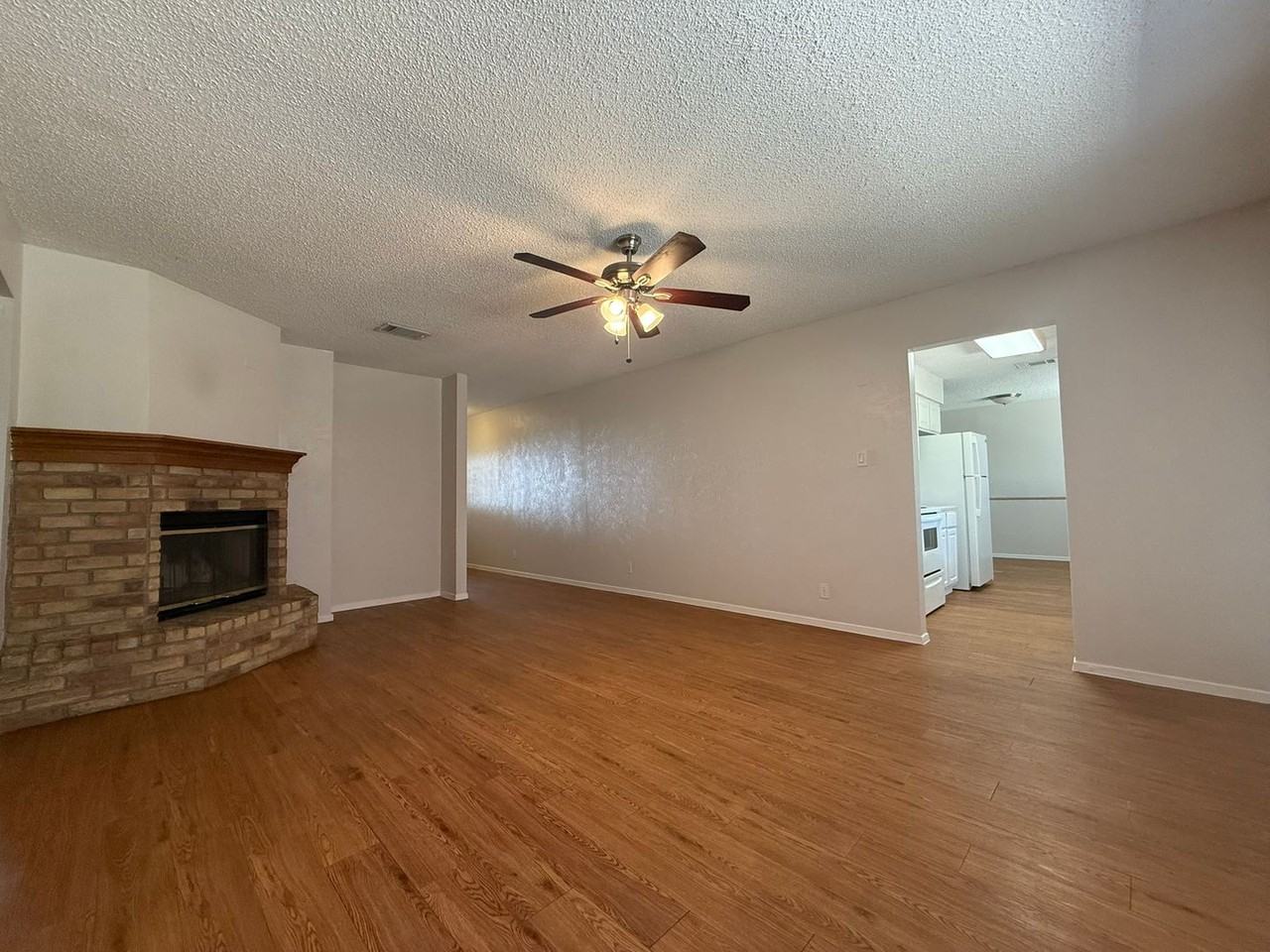 1108 Echo Ln - Photo 5 of 35