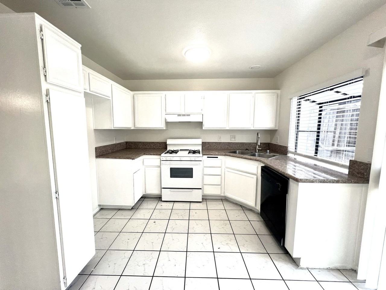 14258 Ranchero Dr - Photo 5 of 28