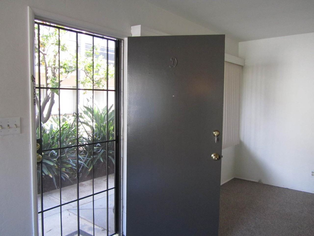 2542 Broadway #D - Photo 3 of 14