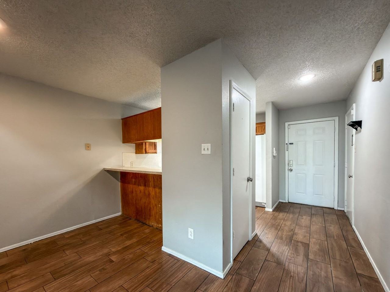 121 Perth Ct - Photo 3 of 17