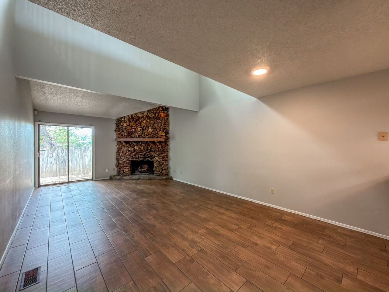 121 Perth Ct - Photo 7 of 17